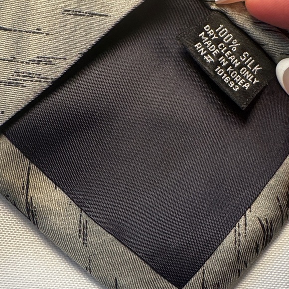 Florida Gators Silk Tie with Football and Helmet Design - Picture 4 of 9